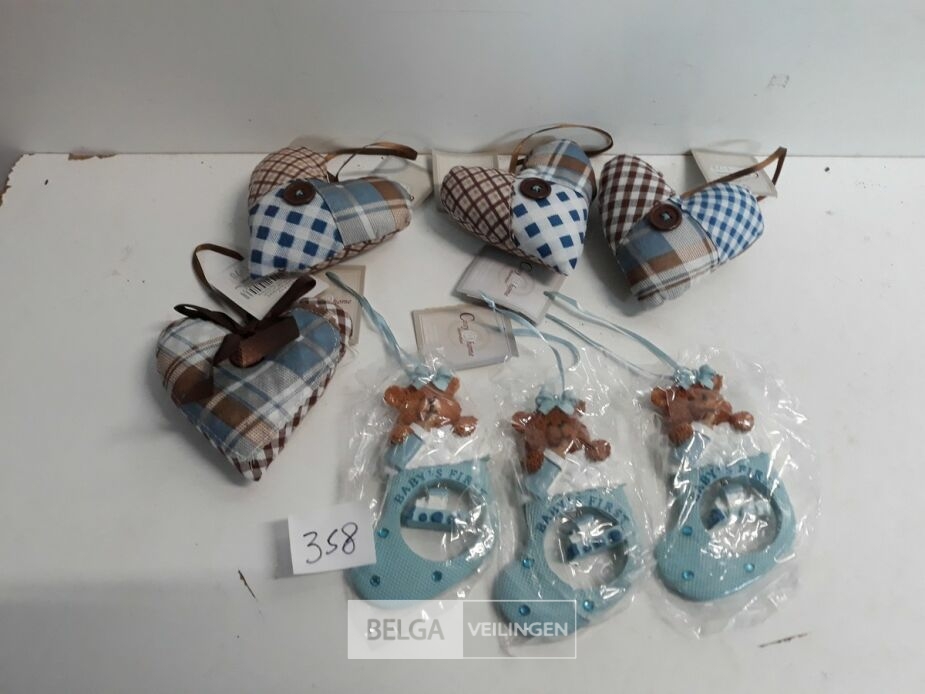 7 x Hangdeco 4 x hartje stof 9 cm + 3 x baby first 10 cm – foto 2 – kavel bij Belga Veilingen, Oudsbergen
