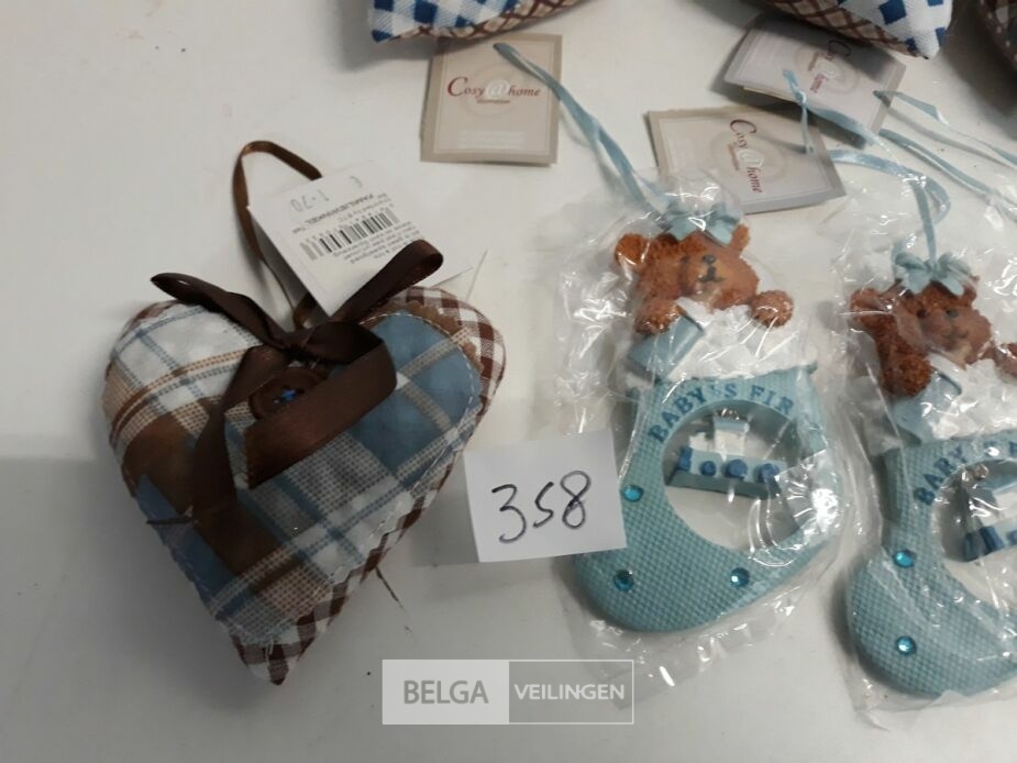 7 x Hangdeco 4 x hartje stof 9 cm + 3 x baby first 10 cm – foto 3 – kavel bij Belga Veilingen, Oudsbergen
