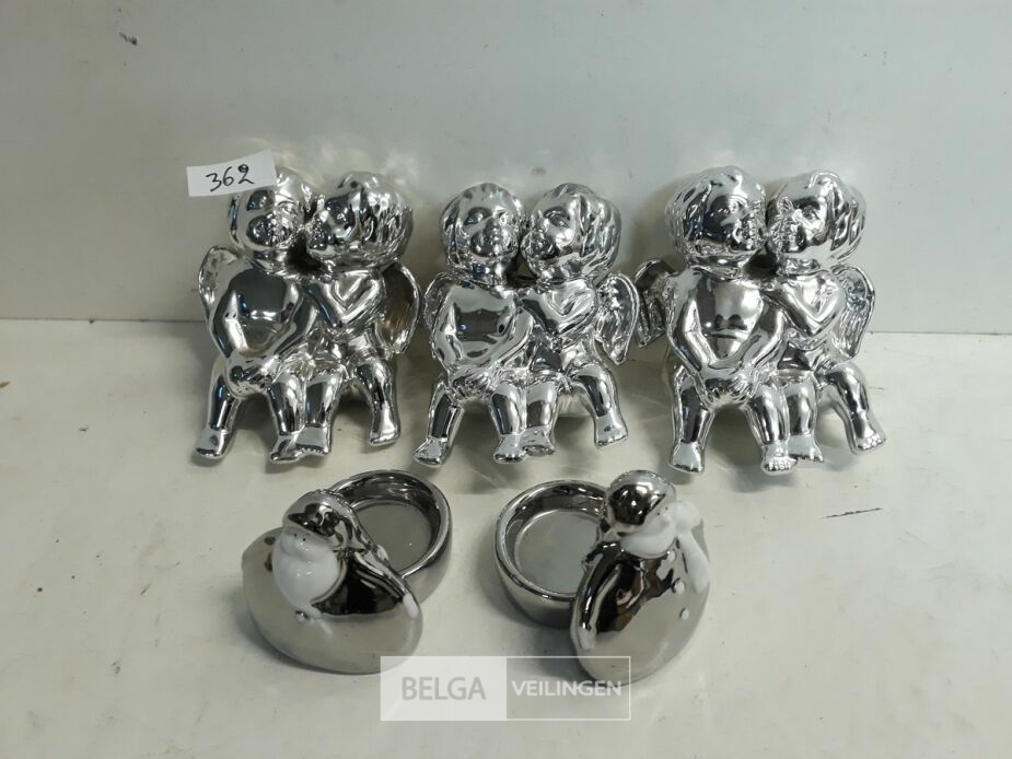 3 x Zittend engelenkoppel + 2 x T-lichthouder zilver – foto 2 – kavel bij Belga Veilingen, Oudsbergen