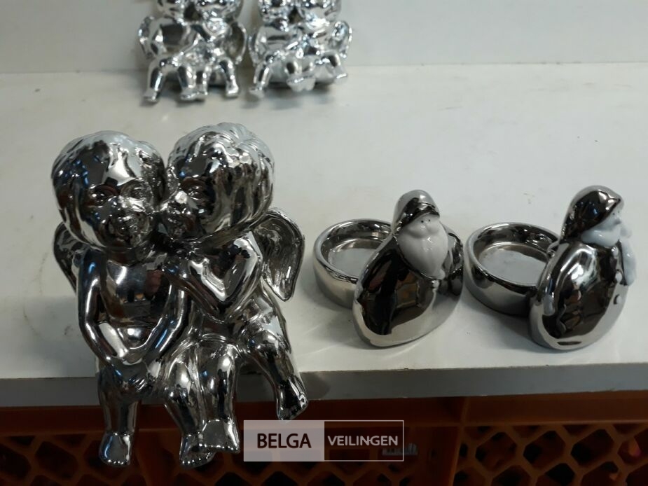 3 x Zittend engelenkoppel + 2 x T-lichthouder zilver – foto 3 – kavel bij Belga Veilingen, Oudsbergen