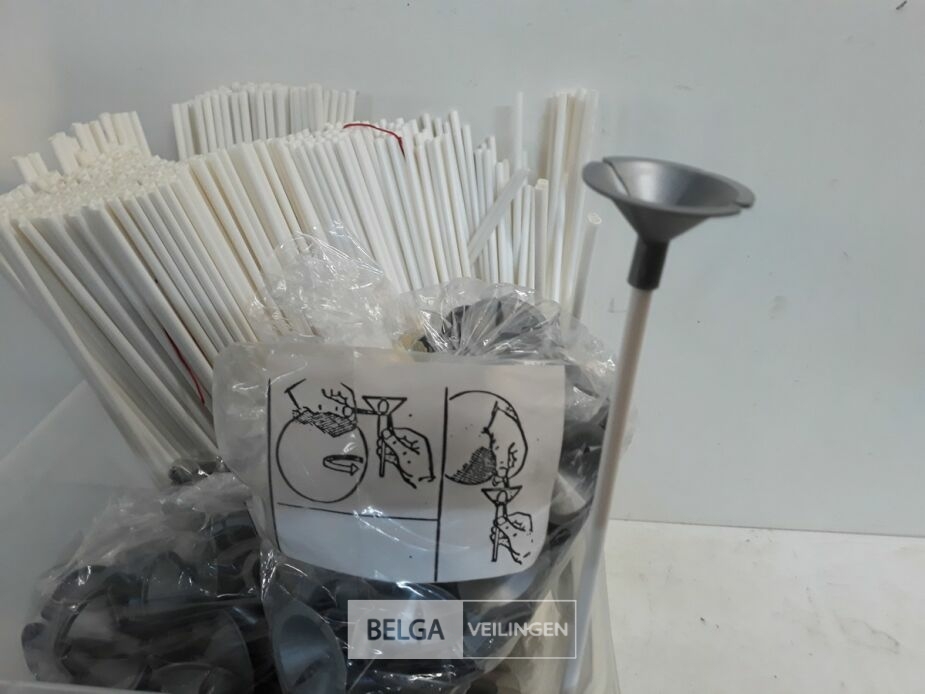 1 x Ballon houder met steel +/-300 stuks – foto 3 – kavel bij Belga Veilingen, Oudsbergen