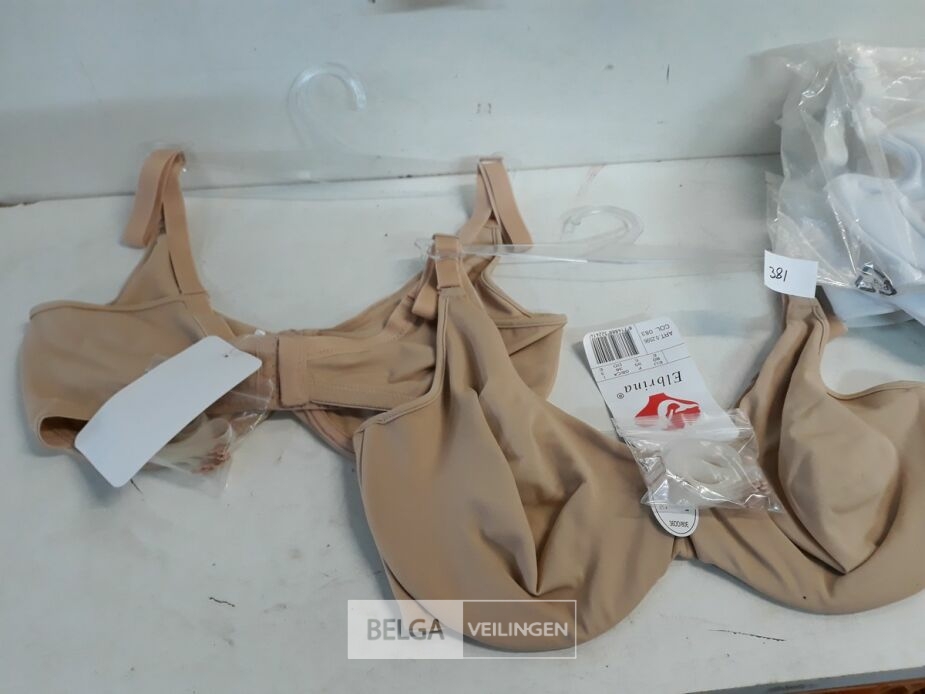 11 x BH 8xD 3xE diverse maten wit/beige/zwart – foto 4 – kavel bij Belga Veilingen, Oudsbergen