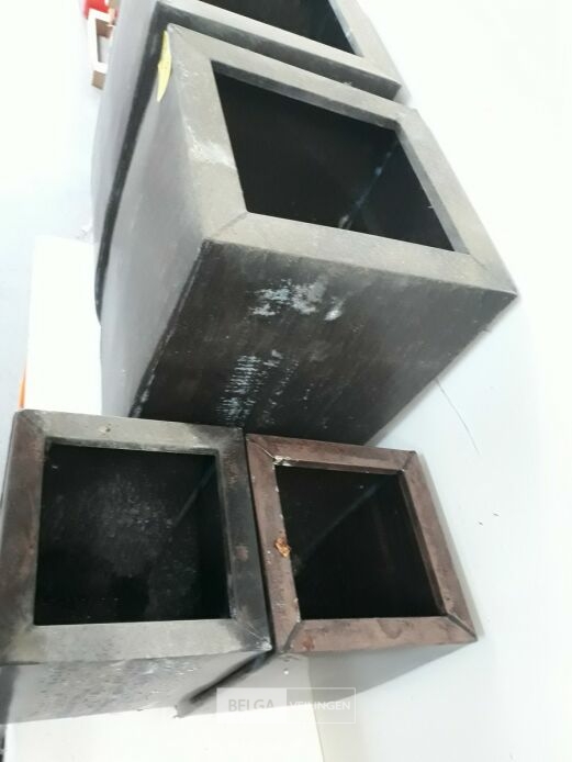 2 x Bloembakken set zinc 2 stuks met roestplekken – foto 3 – kavel bij Belga Veilingen, Oudsbergen