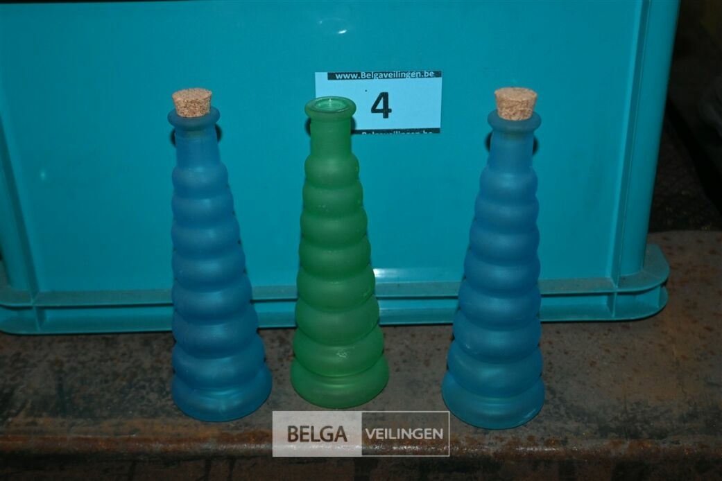 ± 30 Diverse vazen – foto 4 – kavel bij Belga Veilingen, Lummen