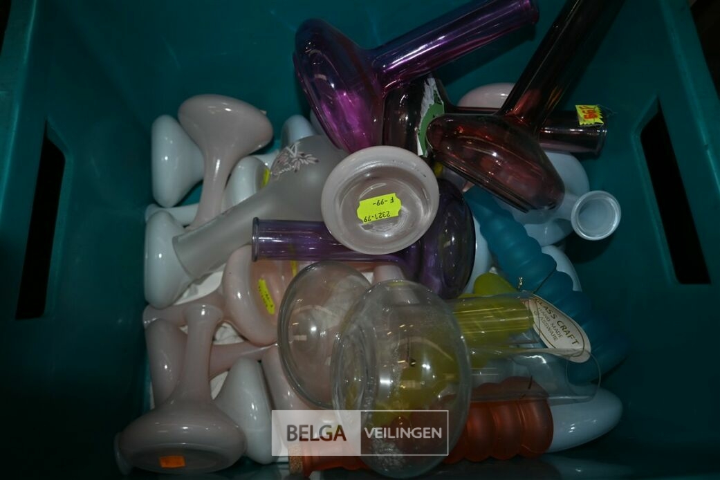 ± 30 Diverse vazen – foto 5 – kavel bij Belga Veilingen, Lummen