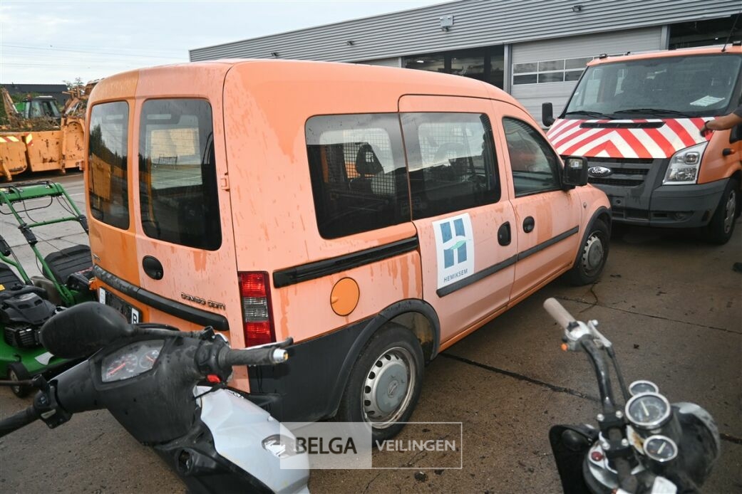 OPEL COMBO lichte vrachtwagen – foto 8 – kavel bij Belga Veilingen