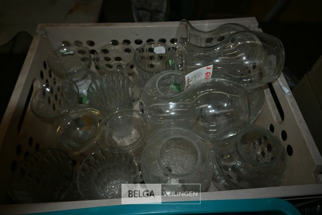 ± 30 Diverse vazen – foto 6 – kavel bij Belga Veilingen, Lummen