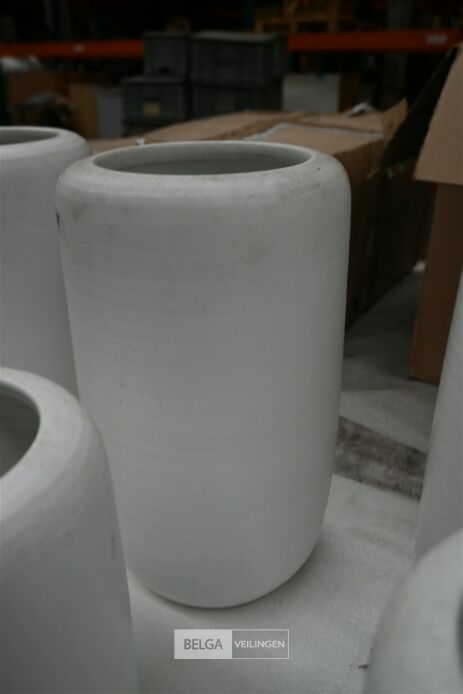 ± 3 Witte vazen – foto 4 – kavel bij Belga Veilingen, Lummen