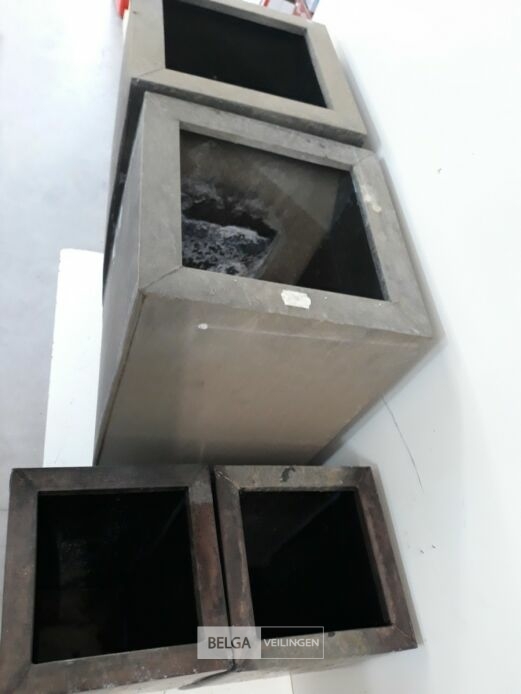 2 x Bloembakken set zinc 2 stuks met roestplekken – foto 3 – kavel bij Belga Veilingen, Oudsbergen