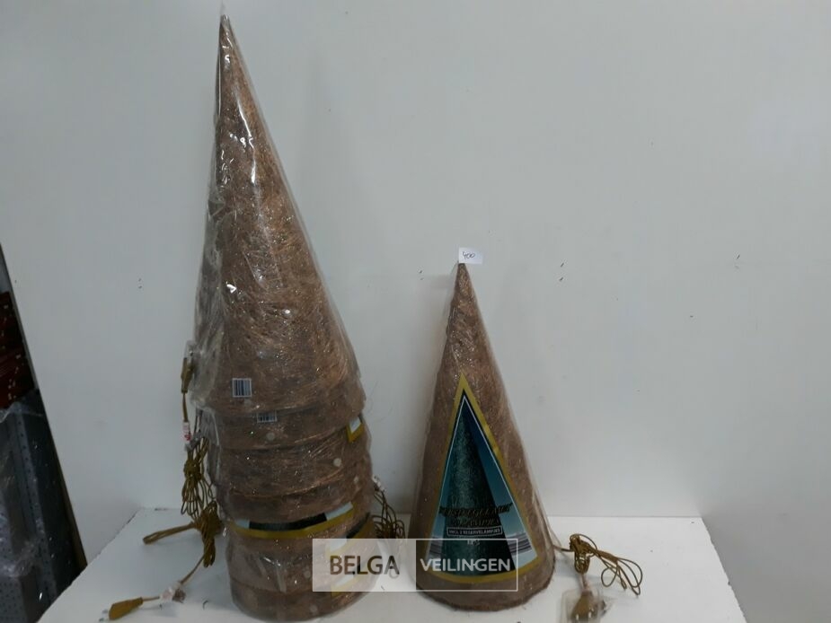 8 x Kerstkegel 50 cm met 20 lampen goud – foto 2 – kavel bij Belga Veilingen, Oudsbergen