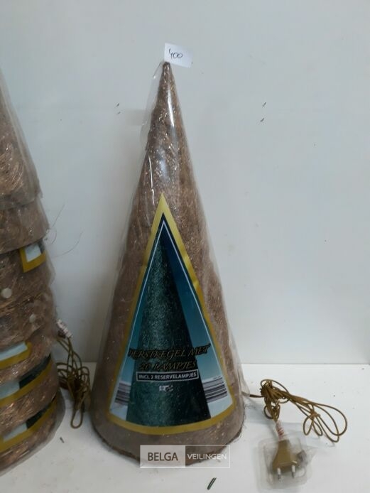 8 x Kerstkegel 50 cm met 20 lampen goud – foto 3 – kavel bij Belga Veilingen, Oudsbergen