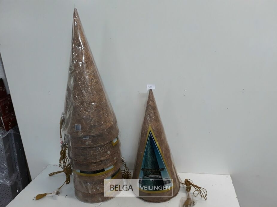 8 x Kerstkegel 50 cm met 20 lampen goud – foto 2 – kavel bij Belga Veilingen, Oudsbergen