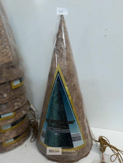 8 x Kerstkegel 50 cm met 20 lampen goud – foto 3 – kavel bij Belga Veilingen, Oudsbergen