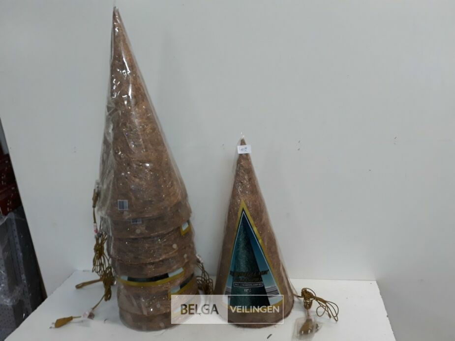 8 x Kerstkegel 50 cm met 20 lampen goud – foto 2 – kavel bij Belga Veilingen, Oudsbergen
