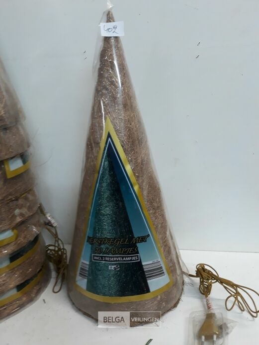 8 x Kerstkegel 50 cm met 20 lampen goud – foto 3 – kavel bij Belga Veilingen, Oudsbergen