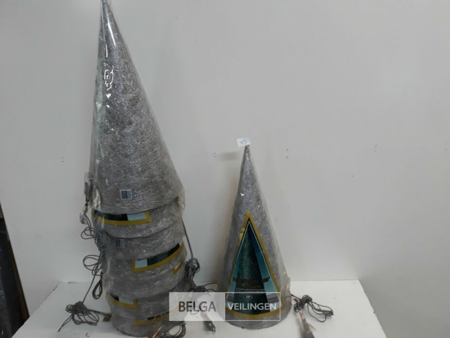 8 x Kerstkegel 50 cm met 20 lampen zilver – foto 2 – kavel bij Belga Veilingen, Oudsbergen