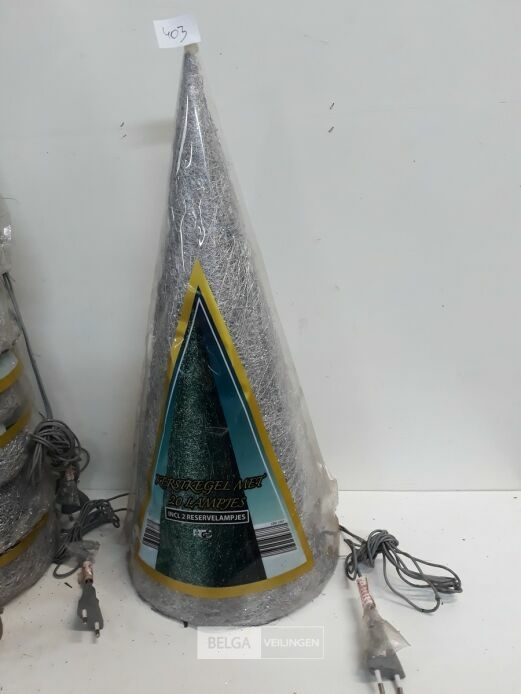 8 x Kerstkegel 50 cm met 20 lampen zilver – foto 3 – kavel bij Belga Veilingen, Oudsbergen