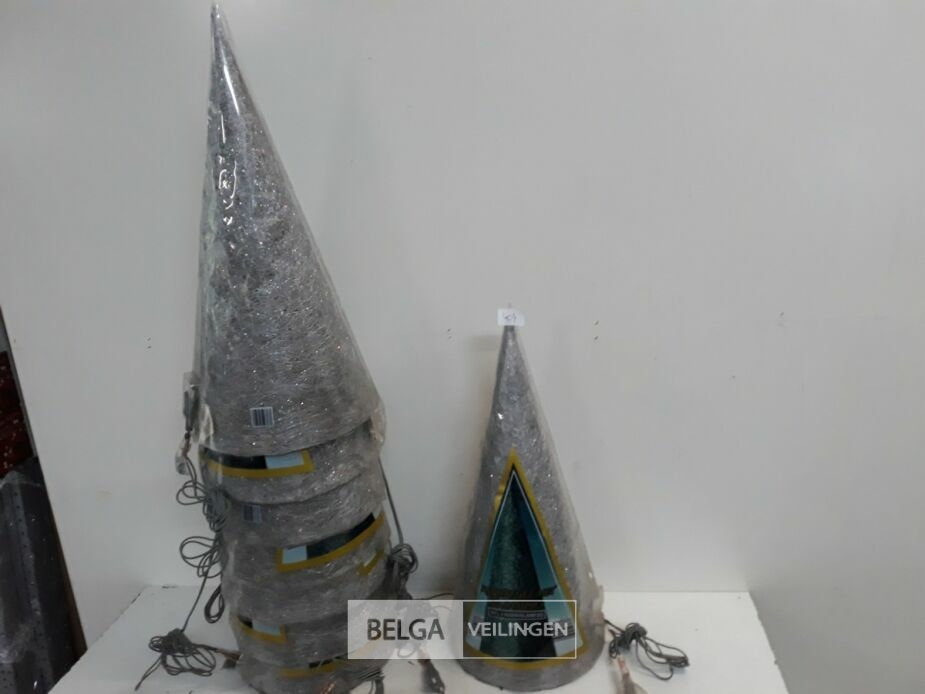 8 x Kerstkegel 50 cm met 20 lampen zilver – foto 2 – kavel bij Belga Veilingen, Oudsbergen