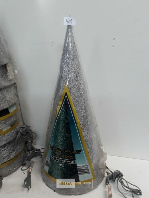 8 x Kerstkegel 50 cm met 20 lampen zilver – foto 3 – kavel bij Belga Veilingen, Oudsbergen