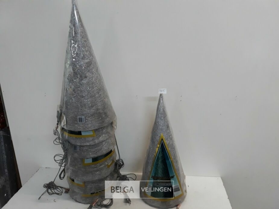 8 x Kerstkegel 50 cm met 20 lampen zilver – foto 3 – kavel bij Belga Veilingen, Oudsbergen