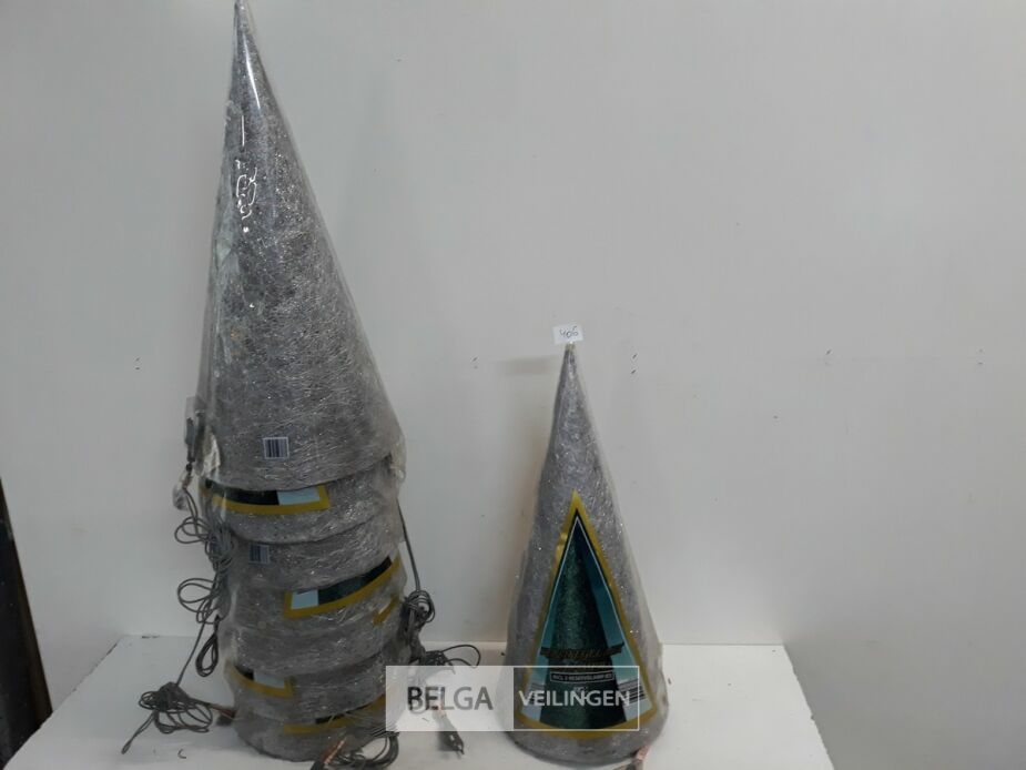 8 x Kerstkegel 50 cm met 20 lampen zilver – foto 2 – kavel bij Belga Veilingen, Oudsbergen