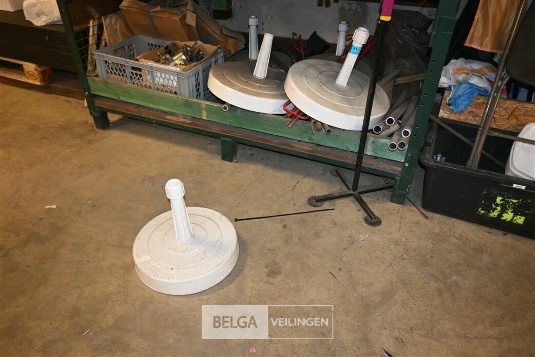 ± 8 Parasolvoeten – foto 2 – kavel bij Belga Veilingen