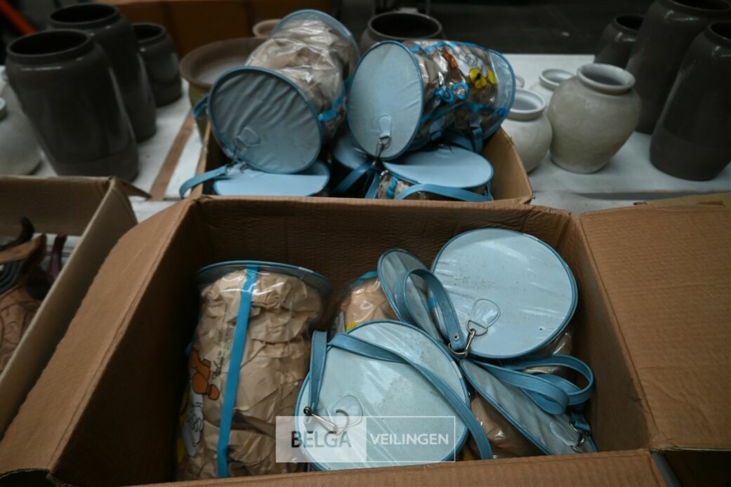 ± 20 Plastieken rugzakken – foto 2 – kavel bij Belga Veilingen, Lummen