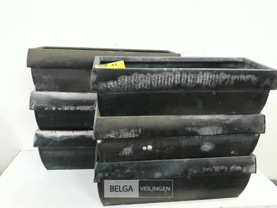 6 x Bloembakken 50 cm zinc met roestplekken – foto 2 – kavel bij Belga Veilingen, Oudsbergen