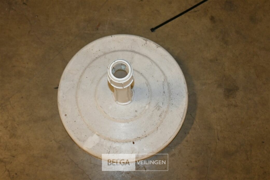± 8 Parasolvoeten – foto 4 – kavel bij Belga Veilingen