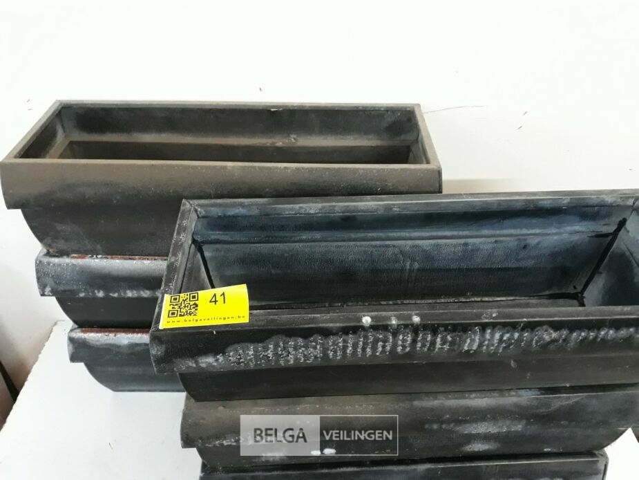 6 x Bloembakken 50 cm zinc met roestplekken – foto 3 – kavel bij Belga Veilingen, Oudsbergen