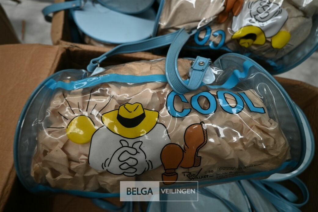 ± 20 Plastieken rugzakken – foto 4 – kavel bij Belga Veilingen, Lummen
