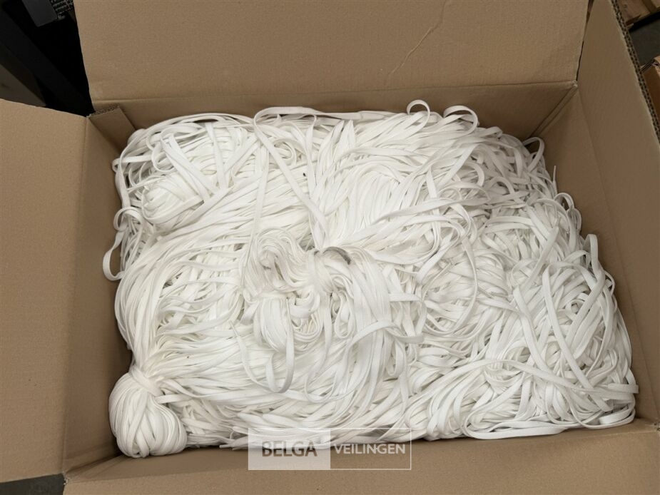 ± 250 Witte schoenveters – foto 2 – kavel bij Belga Veilingen, Lummen