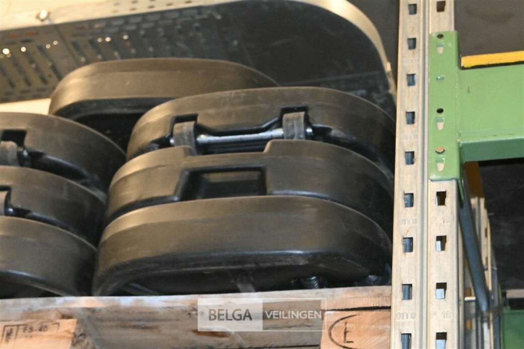 ± 13 Verrijdbare parasolvoeten – foto 3 – kavel bij Belga Veilingen