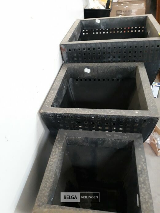 1 x Bloembakken set zinc 3 stuks met roestplekken – foto 4 – kavel bij Belga Veilingen, Oudsbergen