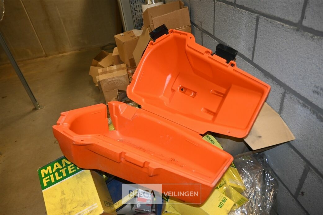 ± 4 Lege kettingzaagboxen STIHL – foto 4 – kavel bij Belga Veilingen