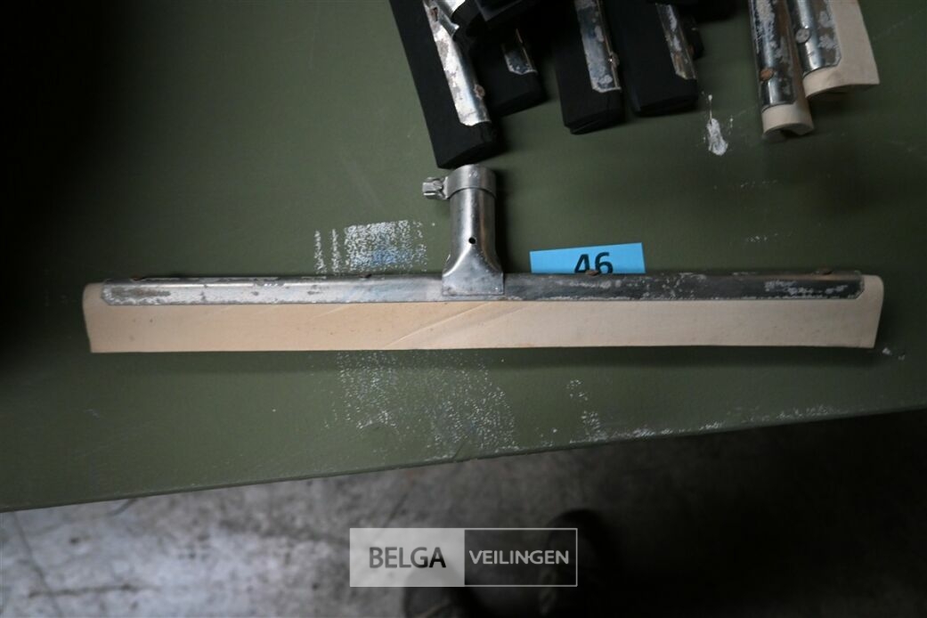 ± 12 Aftrekkers – foto 4 – kavel bij Belga Veilingen, Lummen