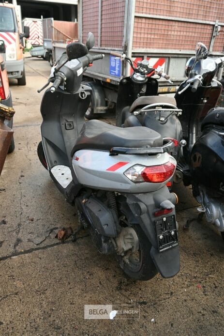 PEUGEOT KISBEE scooter – foto 5 – kavel bij Belga Veilingen
