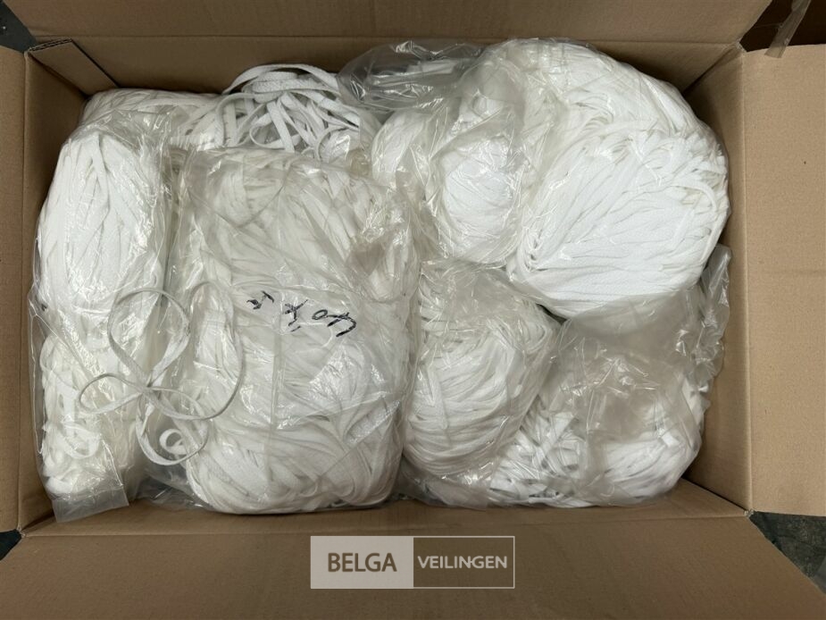 ± 250 Witte schoenveters – foto 2 – kavel bij Belga Veilingen, Lummen