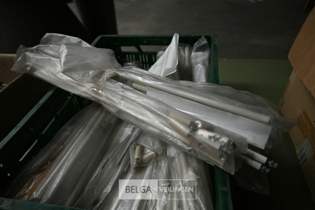 ± 15 Keukenkastgeleiders± 15 Keukenkastgeleiders – foto 3 – kavel bij Belga Veilingen, Lummen