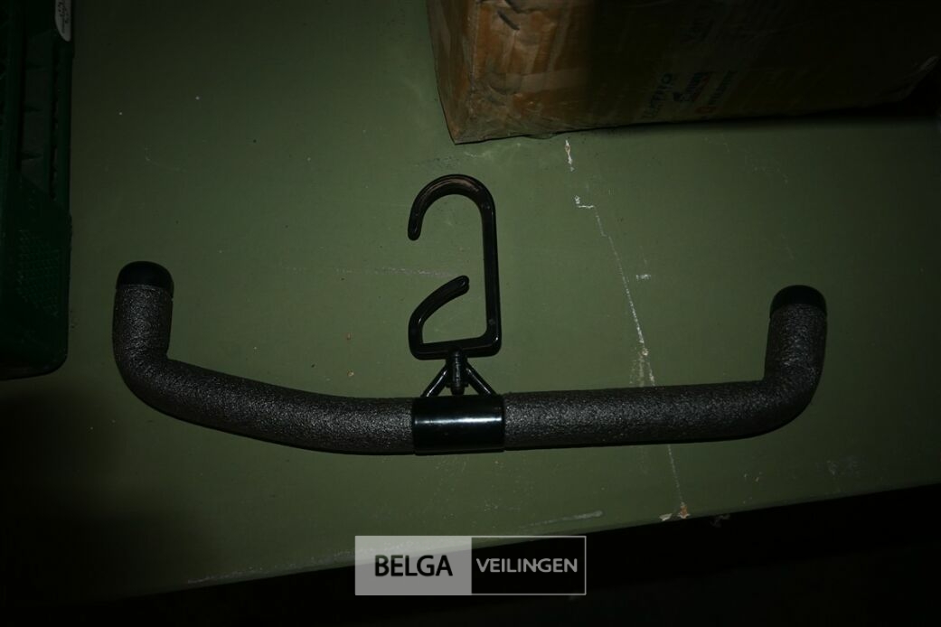 1 Doos met kapstokken – foto 3 – kavel bij Belga Veilingen, Lummen