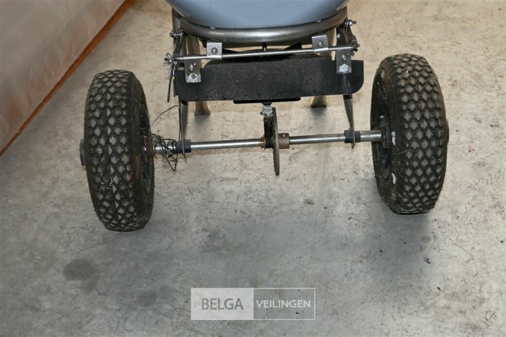 Duwstrooier – foto 4 – kavel bij Belga Veilingen