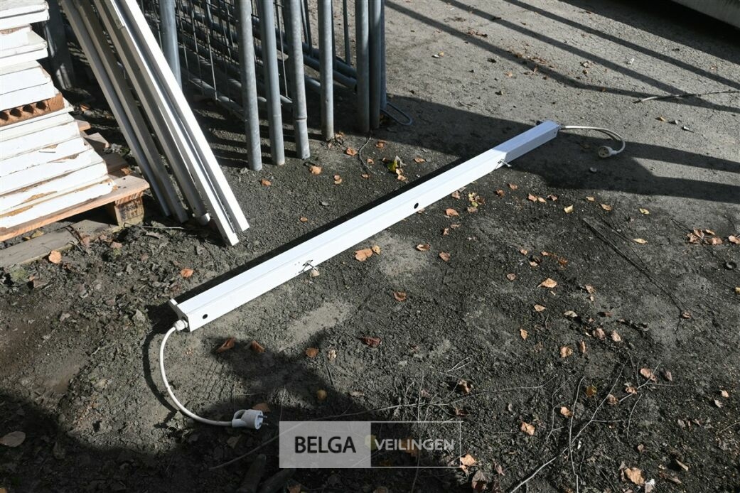 ± 11 TL-armaturen LED – foto 3 – kavel bij Belga Veilingen