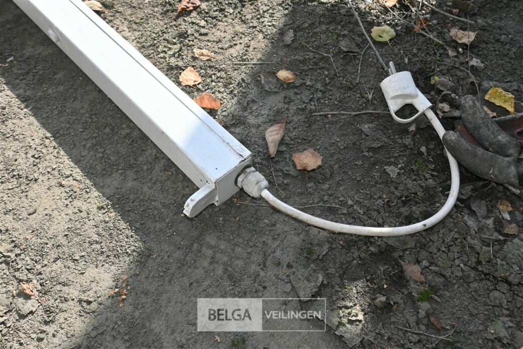 ± 11 TL-armaturen LED – foto 4 – kavel bij Belga Veilingen