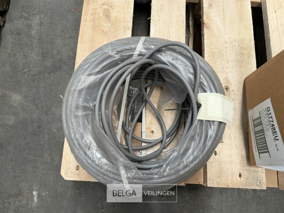 ± 3 Verstralers + kabel – foto 3 – kavel bij Belga Veilingen, Lummen