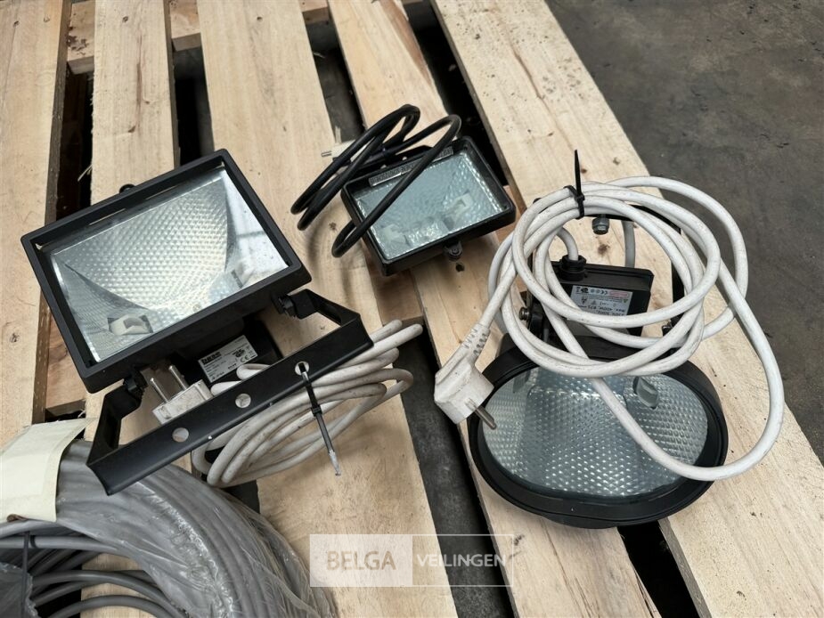 ± 3 Verstralers + kabel – foto 5 – kavel bij Belga Veilingen, Lummen
