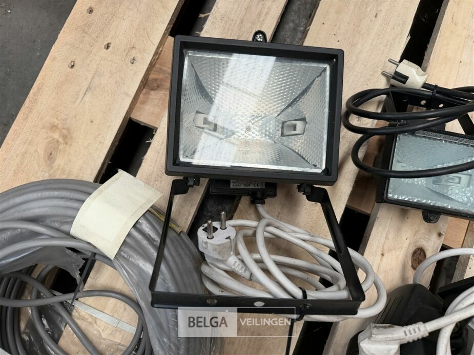 ± 3 Verstralers + kabel – foto 6 – kavel bij Belga Veilingen, Lummen