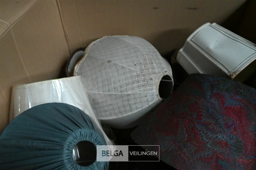 1 Doos met lampenkappen – foto 6 – kavel bij Belga Veilingen, Lummen