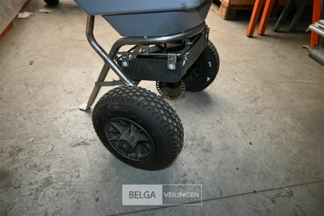 Duwstrooier – foto 8 – kavel bij Belga Veilingen