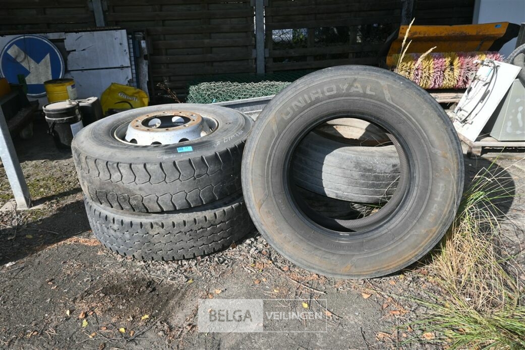 ± 5 Vrachtwagenbanden – foto 2 – kavel bij Belga Veilingen