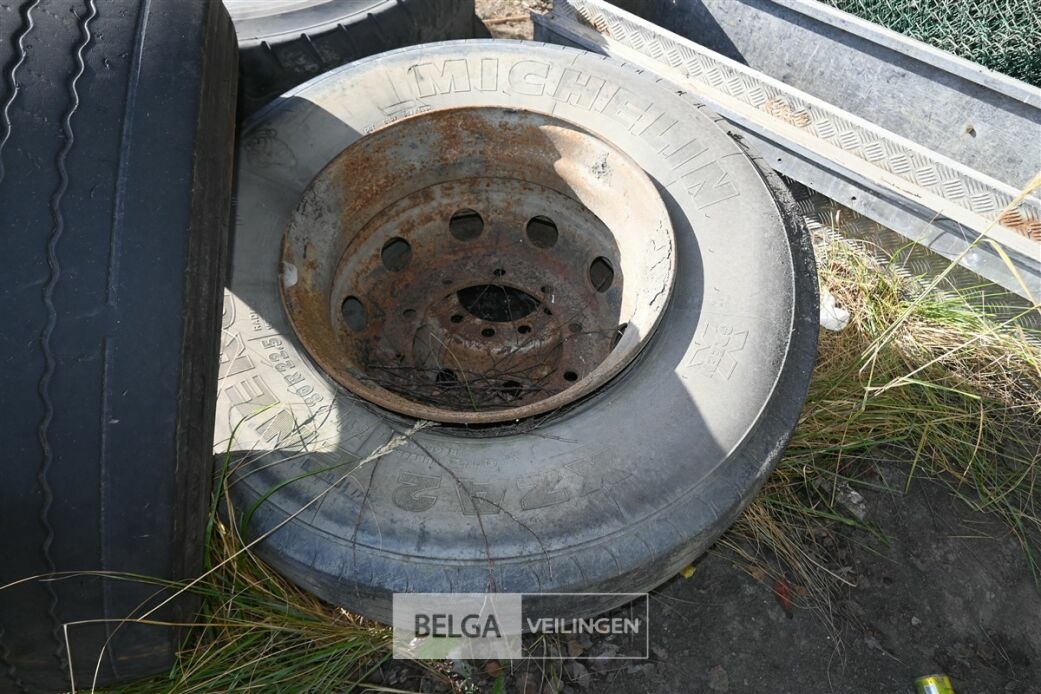 ± 5 Vrachtwagenbanden – foto 7 – kavel bij Belga Veilingen